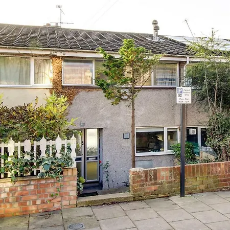 2 Bedroom House With City View 度假居 *
